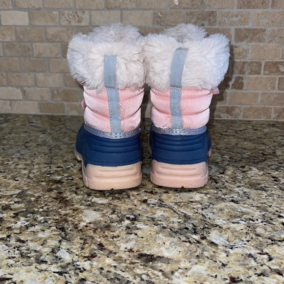 Good condition, size 8 kids snow boots! Osh Kosh pink, gray and blue! - Picture 4 of 5